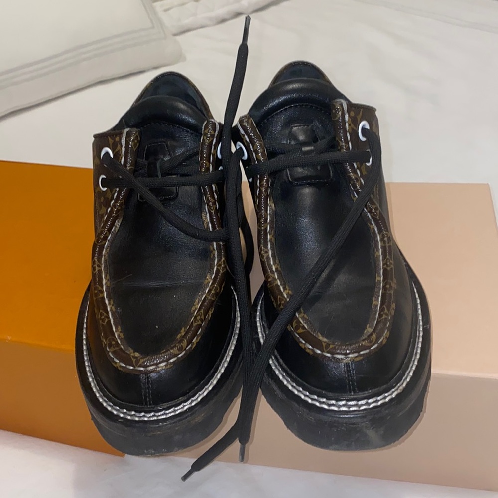 - Louis Vuitton shoes with box